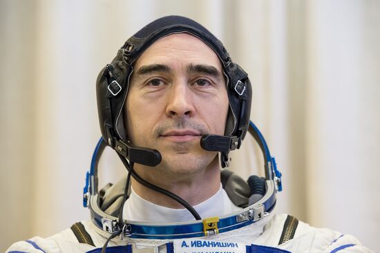 Preparations for ISS Expedition 48/49 launch
