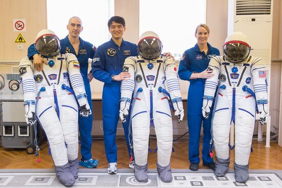 Preparations for ISS Expedition 48/49 launch