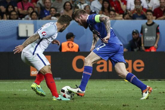 England's Chris Smalling plays against Iceland's Arnor Ingvi Traustason and Jóhann Berg Guðmundsson in the 1/8 finals of the UEFA Euro 2016.