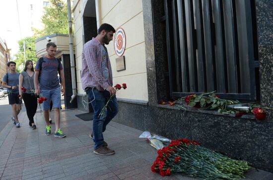 Flowers at Turkish Embassy in Moscow after Istanbul terrorist attack