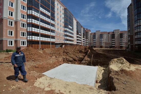 Construction of Gosudarev Dom apartment complex