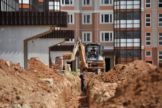 Construction of Gosudarev Dom apartment complex