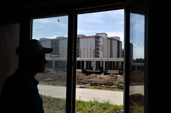 Construction of Gosudarev Dom apartment complex