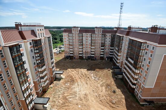 Construction of Gosudarev Dom apartment complex