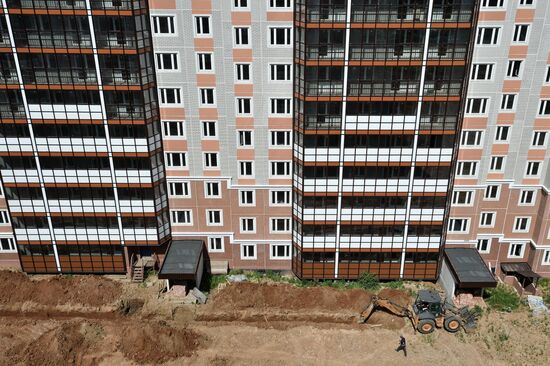 Construction of Gosudarev Dom apartment complex