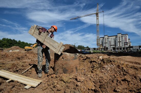 Construction of Gosudarev Dom apartment complex