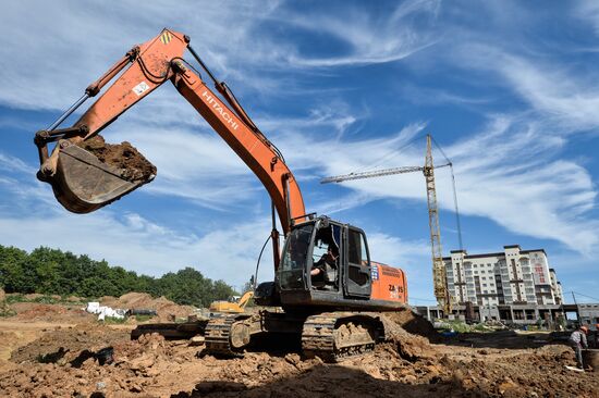 Construction of Gosudarev Dom apartment complex