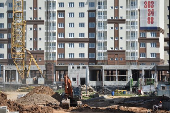 Construction of Gosudarev Dom apartment complex