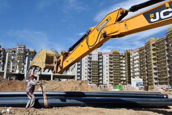 Construction of Gosudarev Dom apartment complex