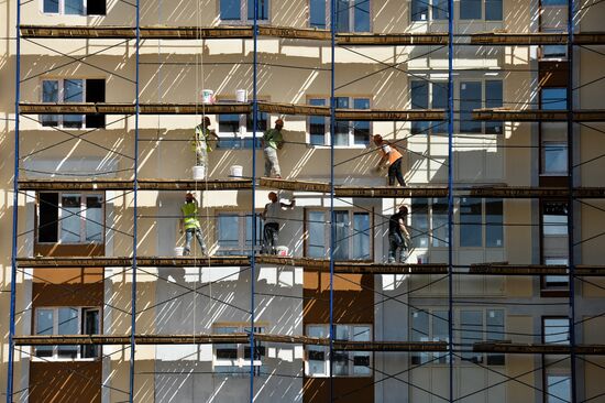 Construction of Gosudarev Dom apartment complex