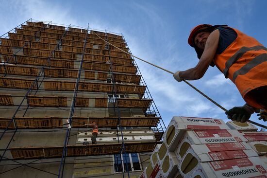 Construction of Gosudarev Dom apartment complex