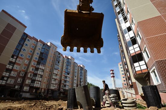 Construction of Gosudarev Dom apartment complex