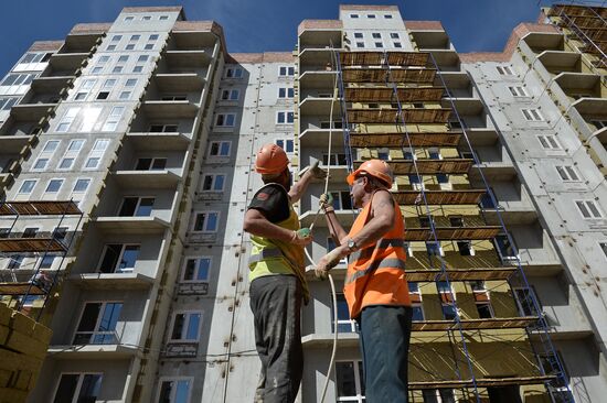 Construction of Gosudarev Dom apartment complex