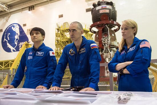 ISS Expedition 48/49 crew examines vessel