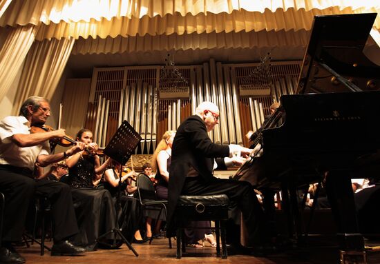 Scottish pianist Peter Seivewright gives concert in Donetsk