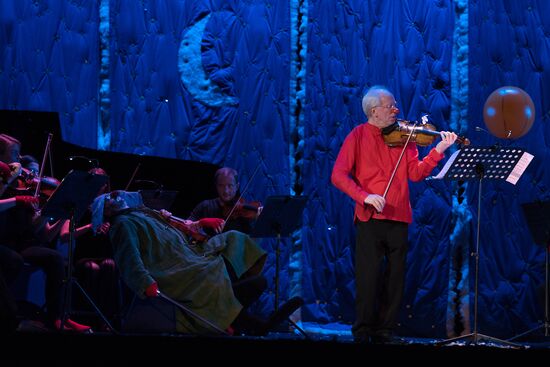 Slava Polunin's and Gidon Kremer's show "Snow Symphony" performed in Sochi