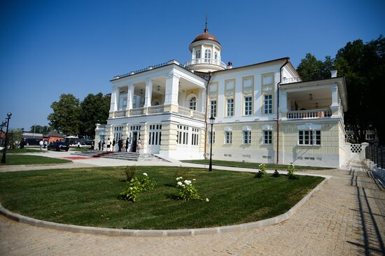 Chinese Cultural Center's museum department opens in Moscow