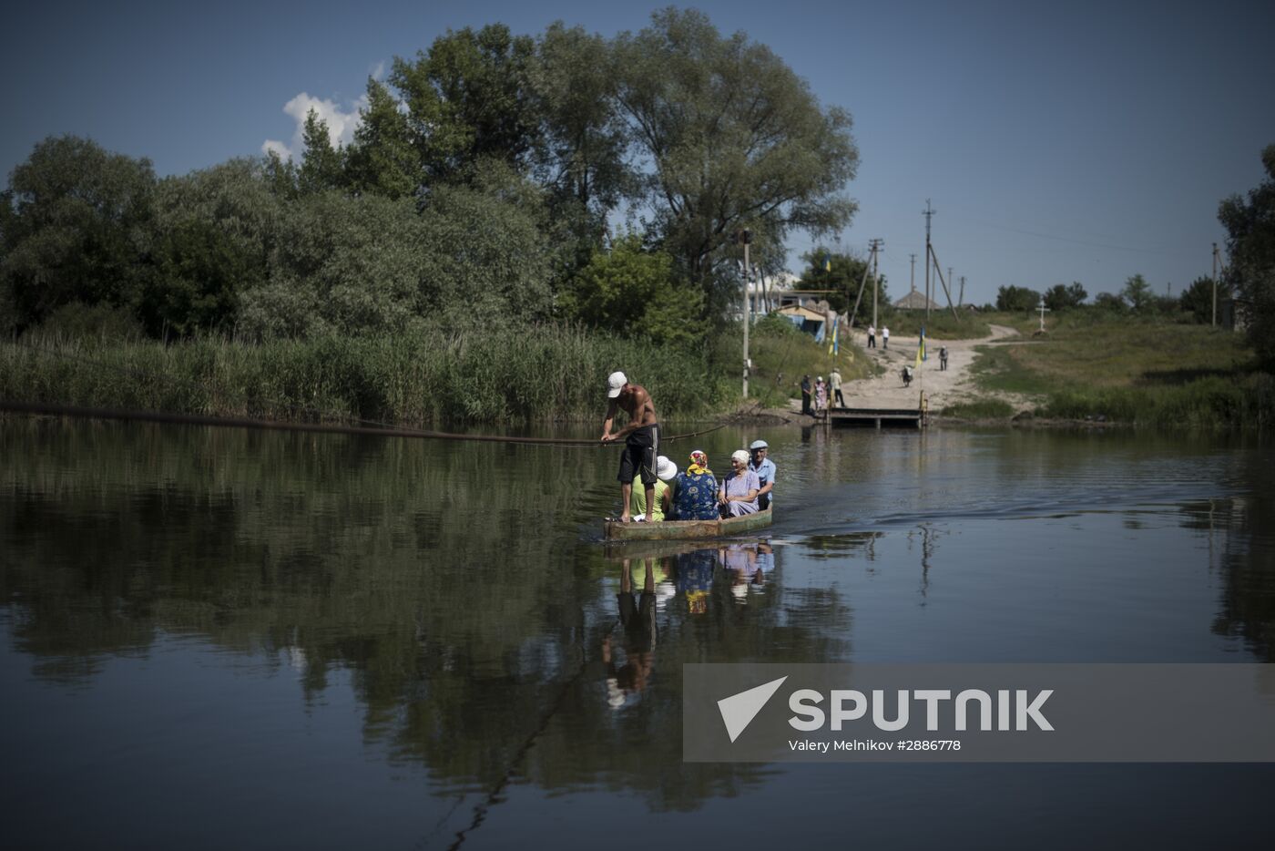 Crossing through the Seversky Donets river that separates Ukraine and the LNR