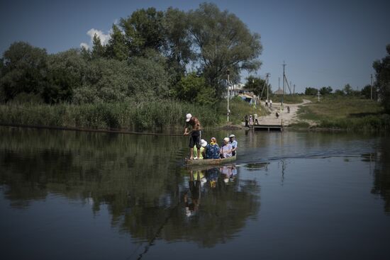 Crossing through the Seversky Donets river that separates Ukraine and the LNR