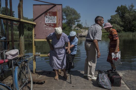 Crossing the Seversky Donets River between the Lugansk People's Republic and Ukraine