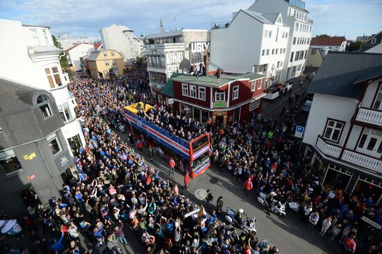 Icelandic national football team greeted by fans after returning from Euro 2016