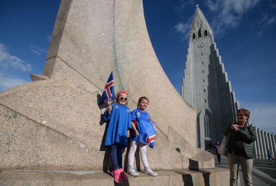 Icelandic national football team greeted by fans after returning from Euro 2016