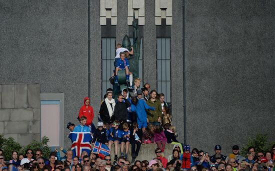 Icelandic national football team greeted by fans after returning from Euro 2016