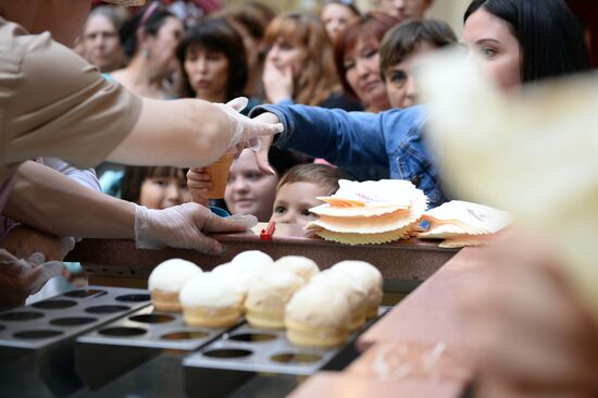 State Department Store hosts Ice Cream Day