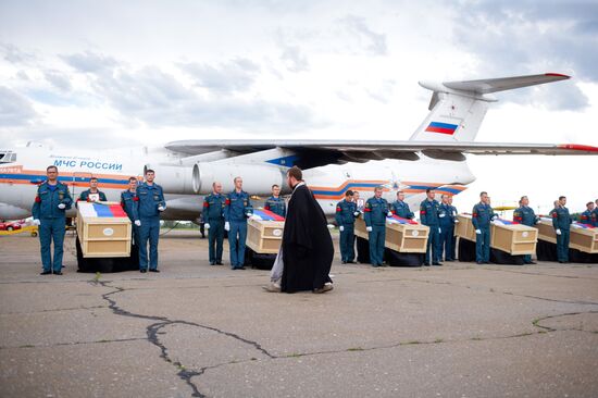Last honors to Il-76 crew at Irkutsk Airport