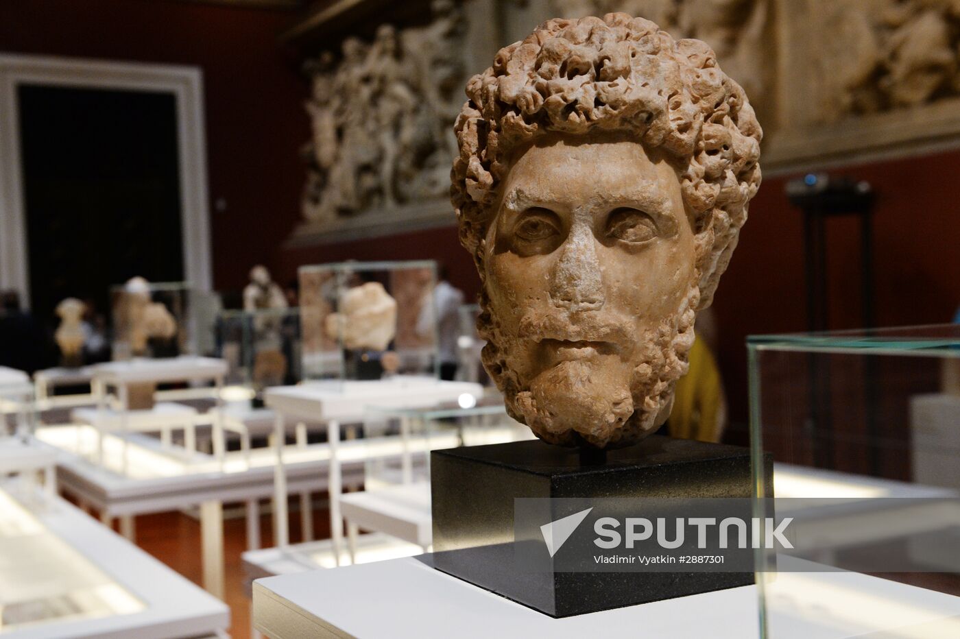 'Outlining the Contours with a Chisel: Depictions of Man on Coins, Gemstones, and Medals from Ancient Times to the Modern Age' exhibition