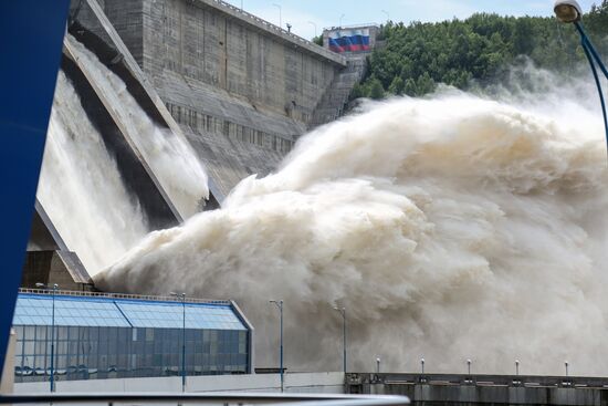 Water discharge from Bureya hydro power plant