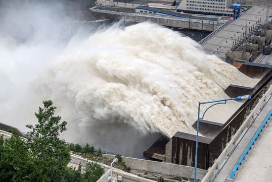 Water discharge from Bureya hydro power plant