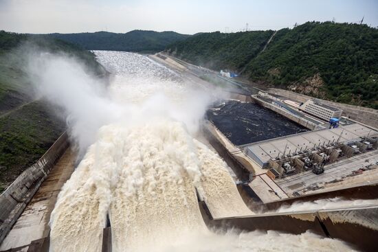 Water discharge from Bureya hydro power plant