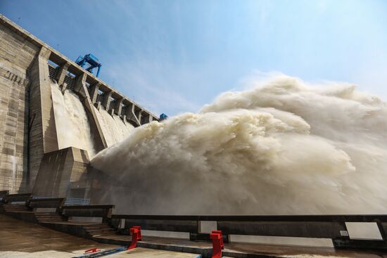 Water discharge from Bureya hydro power plant