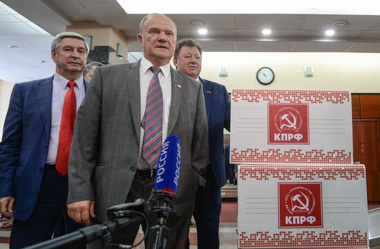 Gennady Zyuganov submits list of State Duma candidates to Central Election Commission