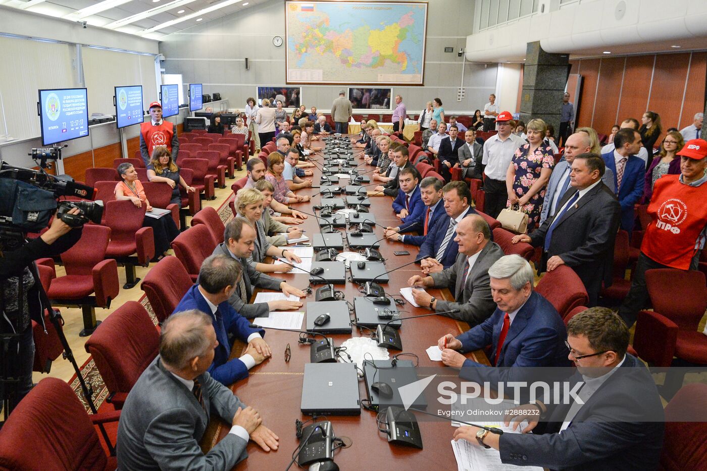 Gennady Zyuganov submits list of State Duma candidates to Central Election Commission