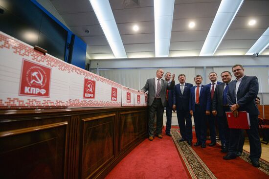 Gennady Zyuganov submits list of State Duma candidates to Central Election Commission