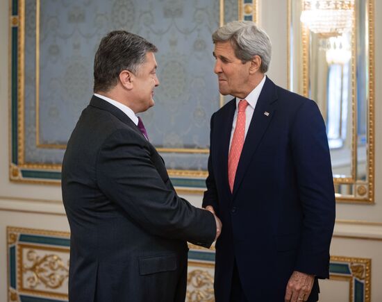 Ukrainian President Petro Poroshenko meets with US Secretary of State John Kerry