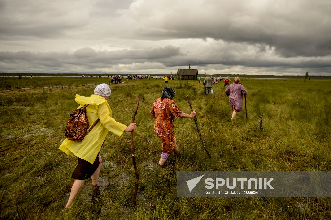 Religious procession to Svyatoye Lake in Menyusha village, Novgorod Region