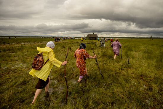 Religious procession to Svyatoye Lake in Menyusha village, Novgorod Region