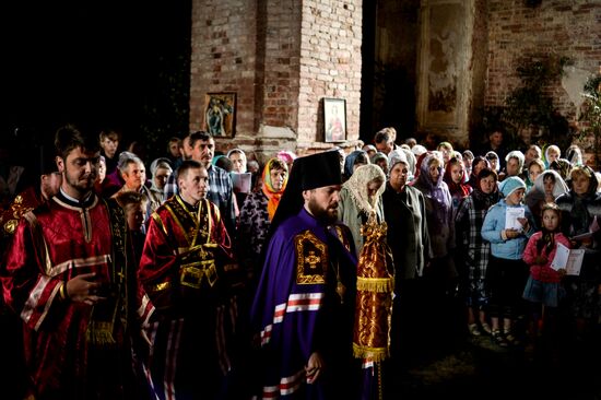 Religious procession to Svyatoye Lake in Menyusha village, Novgorod Region