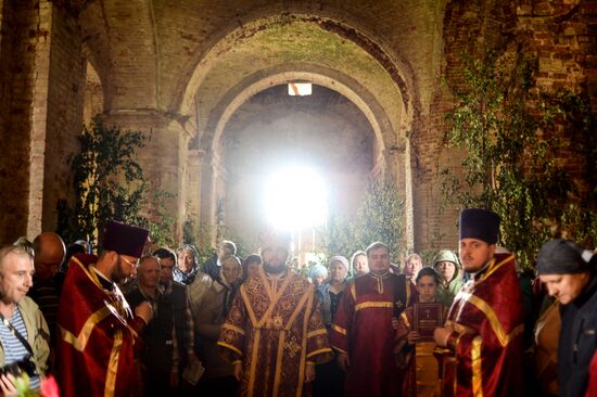 Religious procession to Svyatoye Lake in Menyusha village, Novgorod Region