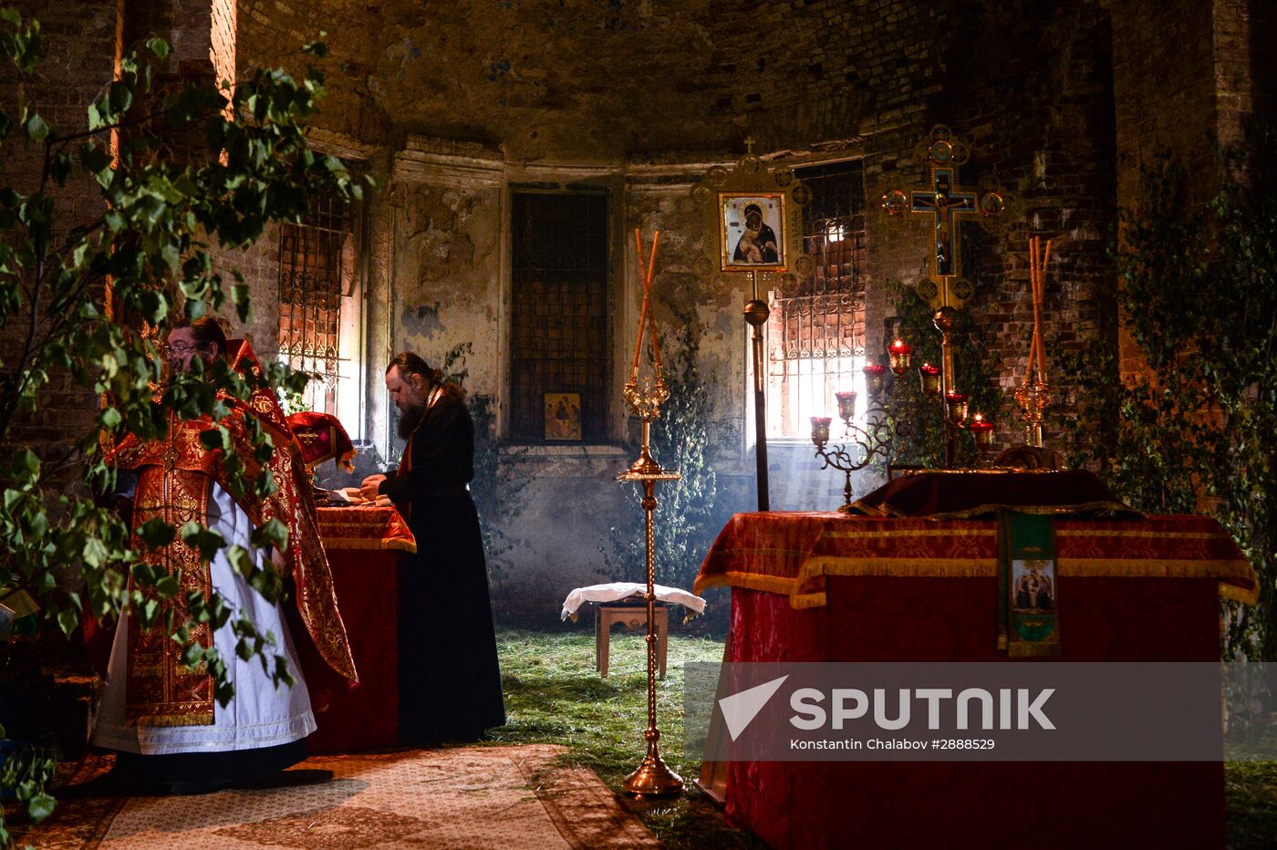 Religious procession to Svyatoye Lake in Menyusha village, Novgorod Region