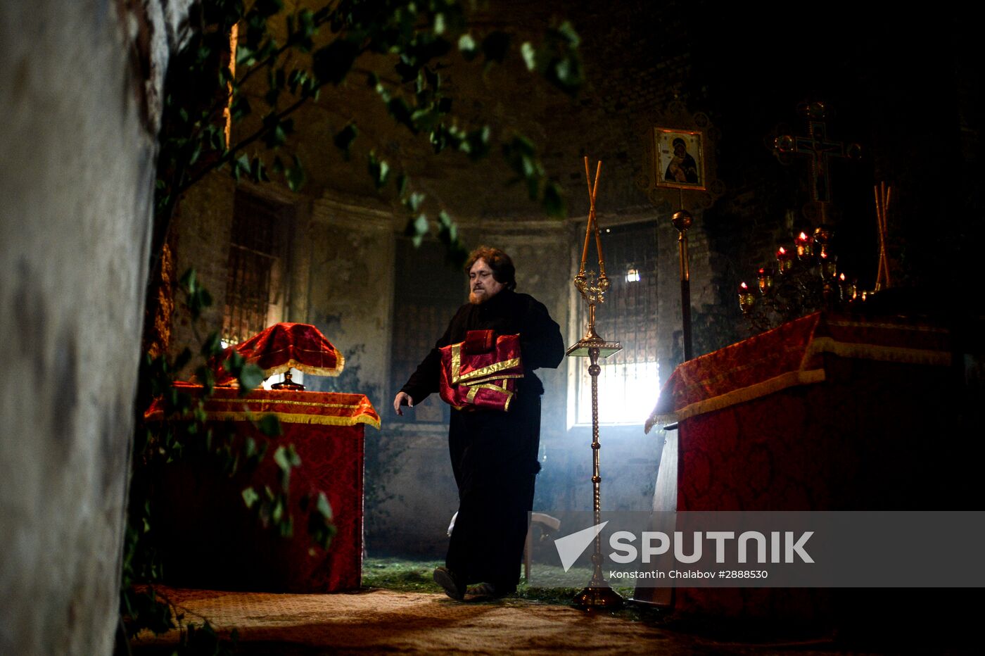 Religious procession to Svyatoye Lake in Menyusha village, Novgorod Region