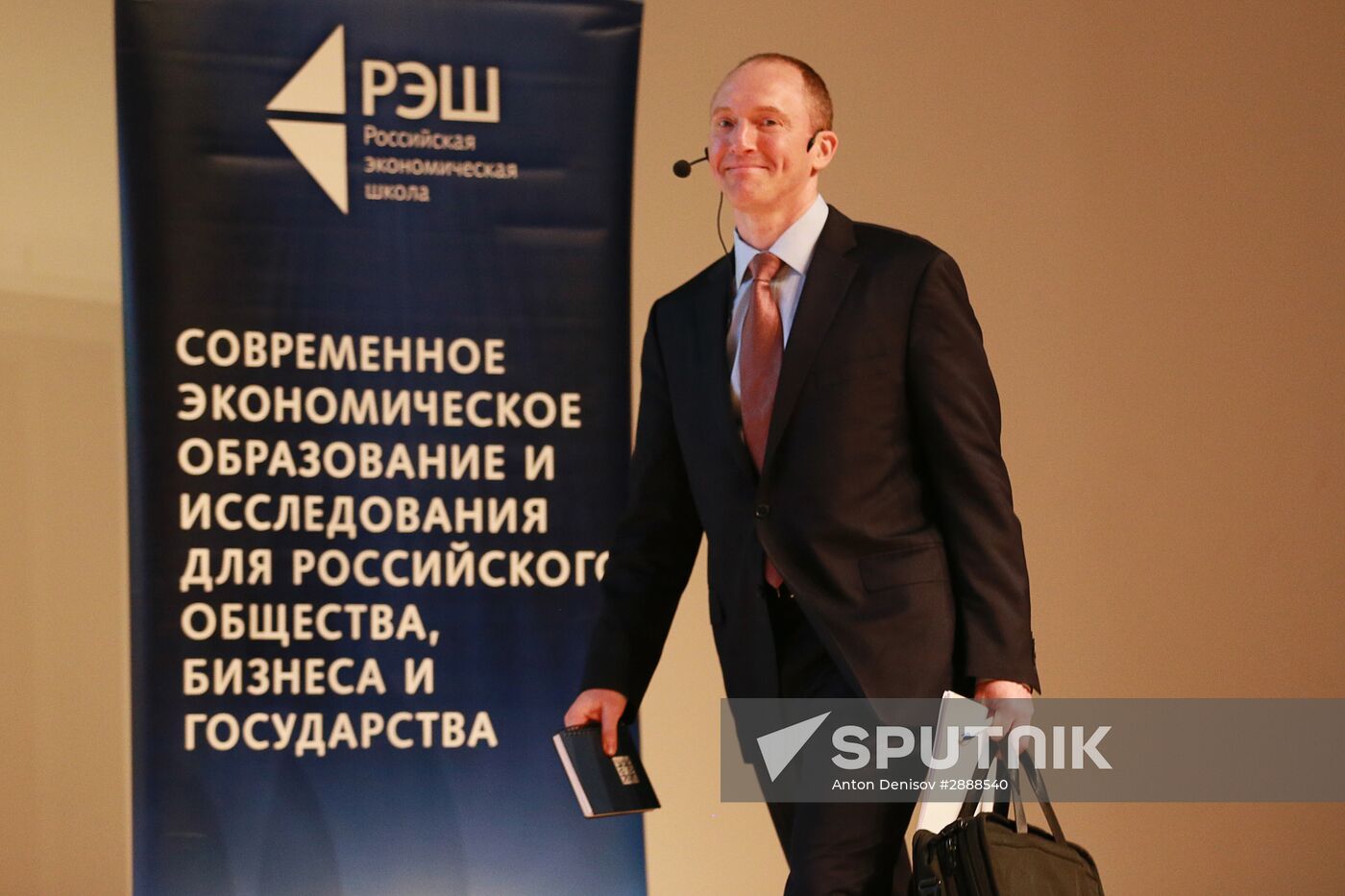 Carter Page delivers a lecture in Moscow