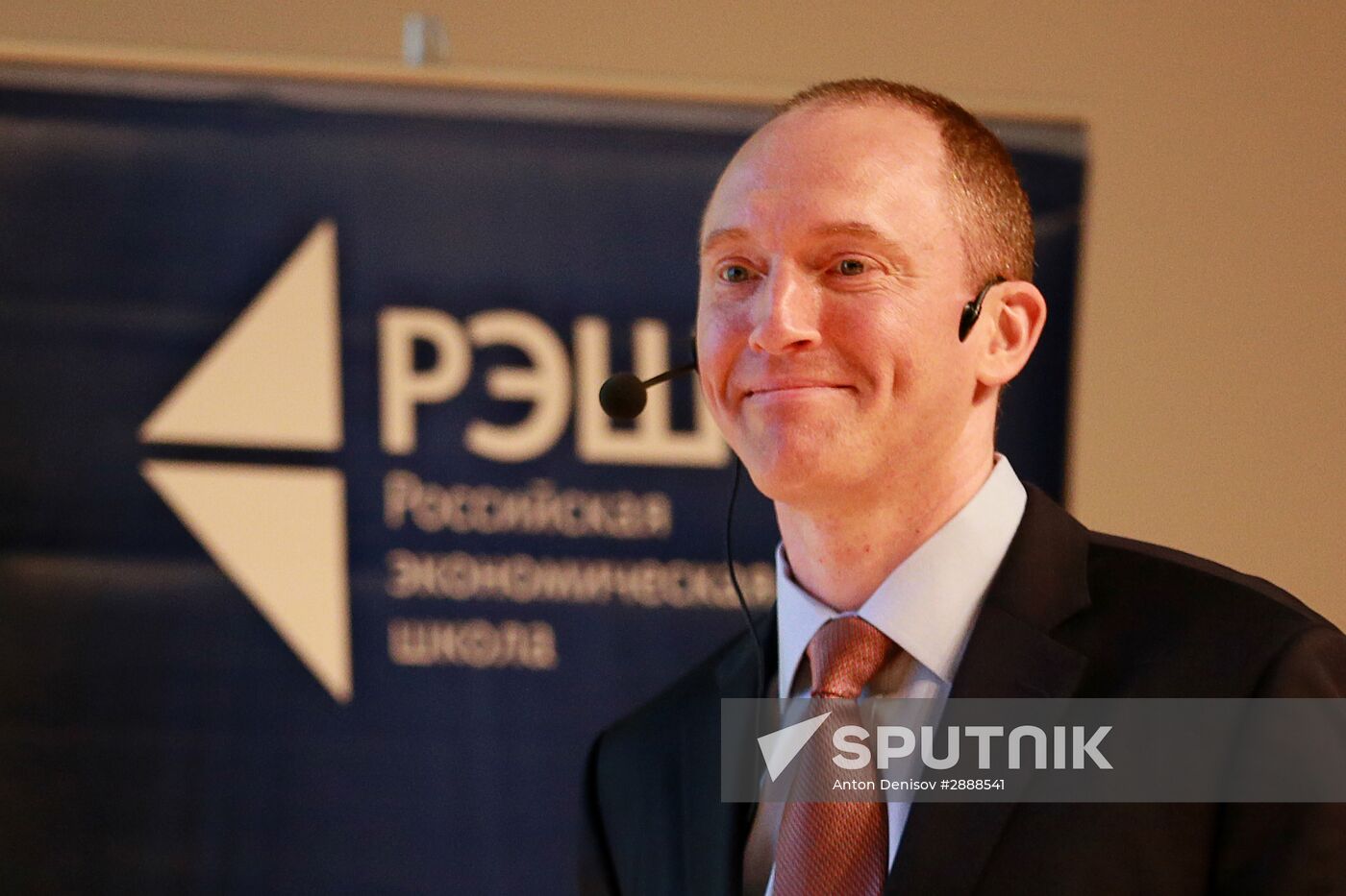 Carter Page delivers a lecture in Moscow