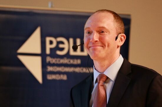 Carter Page delivers a lecture in Moscow