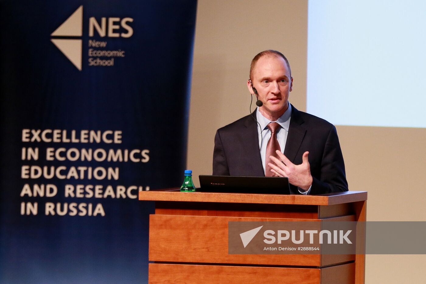 Carter Page delivers a lecture in Moscow