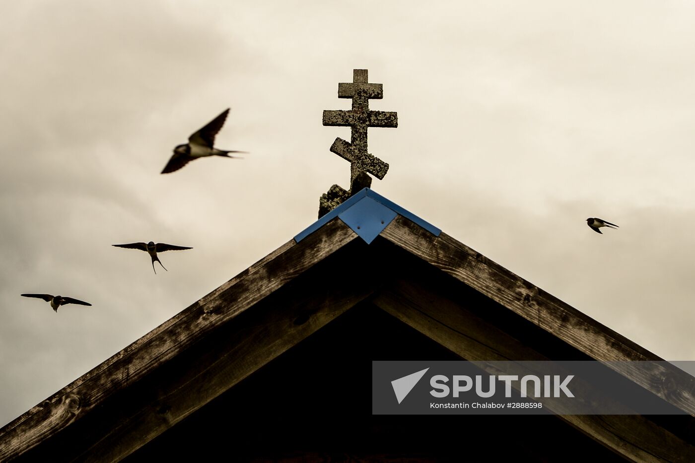 Religious procession heads toward Lake Svyatoye in the Novgorod Region's Menyusha village