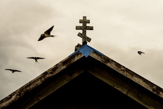 Religious procession heads toward Lake Svyatoye in the Novgorod Region's Menyusha village